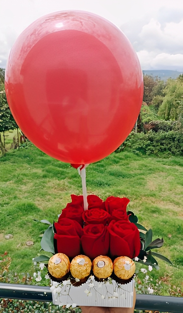 Caja por 9 rosas 4 ferrero y globo R16